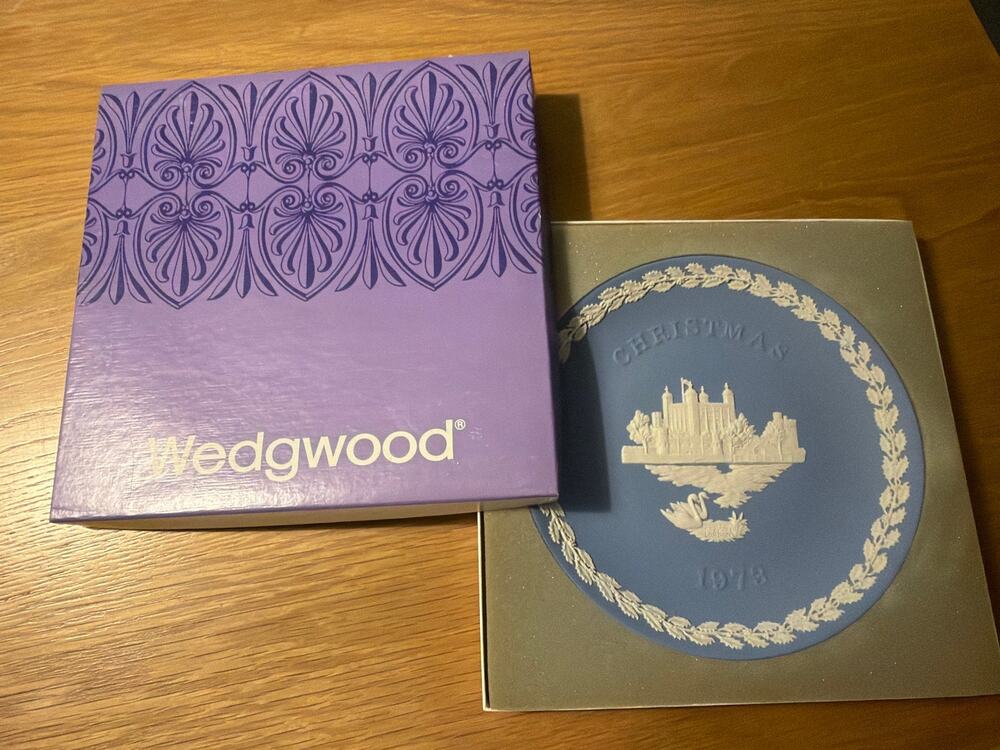 Wedgwood Jasperware Christmas 1973 8.25" Plate Tower of London Light Blue